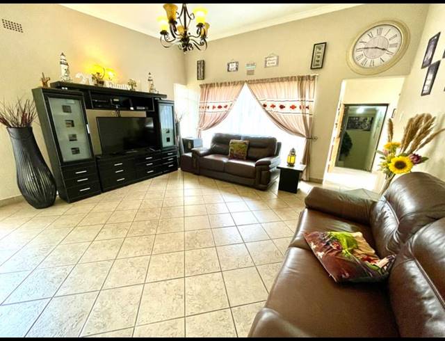 4 BEDROOM HOUSE FOR SALE IN NOORDHEUWEL